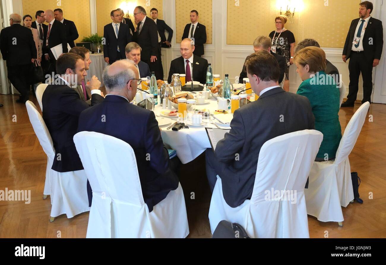 Il cancelliere tedesco Angela Merkel, il presidente russo Vladimir Putin, centro e il presidente francese Emmanuel Macron durante un lavoro trilaterale colazione a margine del vertice del G20 incontro Luglio 8, 2017 ad Amburgo, in Germania. Foto Stock