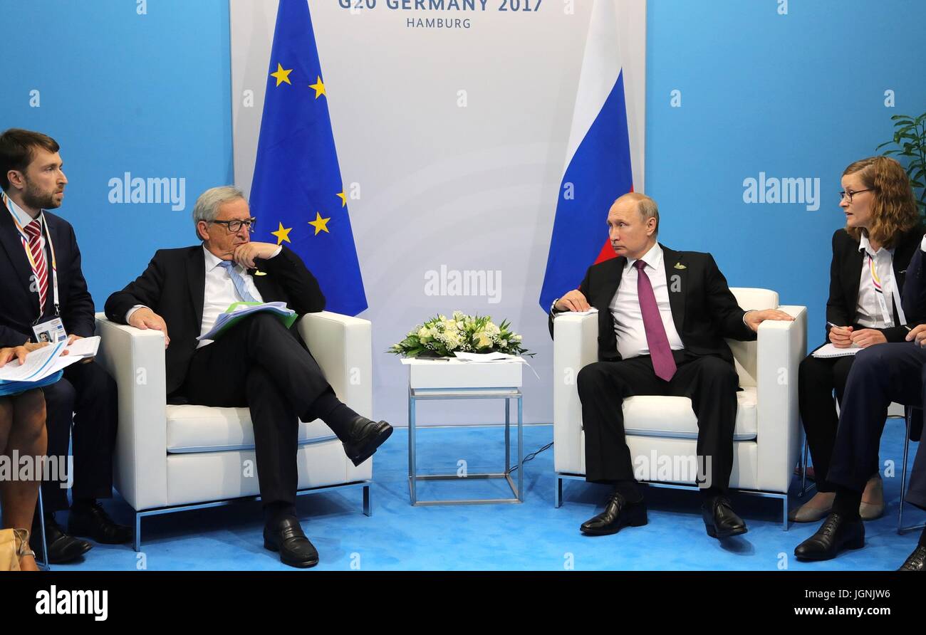 Il presidente russo Vladimir Putin, destra, nel corso di un incontro bilaterale con il Presidente della Commissione Europea Jean Claude Juncker a margine del vertice del G20 incontro Luglio 8, 2017 ad Amburgo, in Germania. Foto Stock