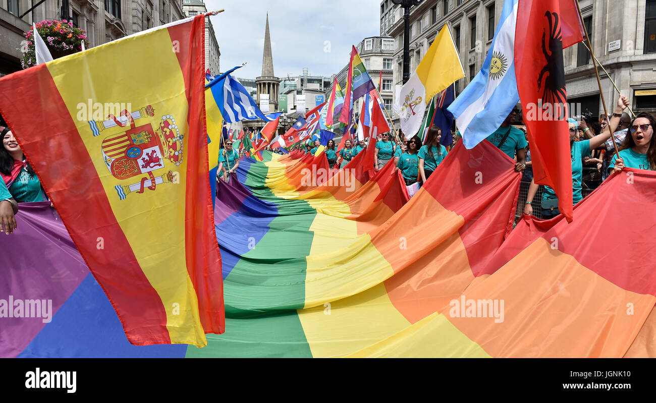 Londra, Regno Unito. 08 Luglio, 2017. La pioggia prua e in rappresentanza di altre contee' bandiera durante l orgoglio a Londra il sabato. Foto : Taka G Wu Credito: Taka Wu/Alamy Live News Foto Stock