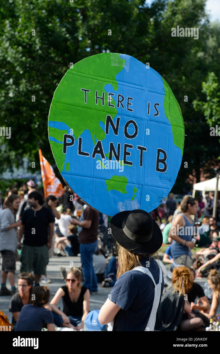 Amburgo, Germania. 8 lug 2017. Protesta rally su St. Pauli contro summit G-20 nel luglio 2017, donna di tenere un banner con il globo e slogan non vi è alcun pianeta B, Credito: Joerg Boethling/Alamy Live News Foto Stock