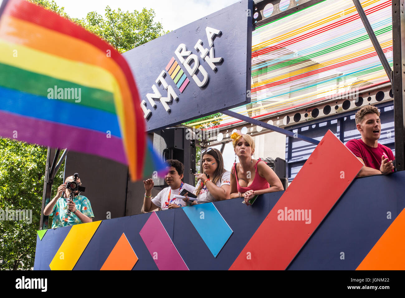 Londra, Regno Unito. 8 Luglio, 2017. Intermedia UK galleggiante a Londra Pride 2017. Migliaia di persone si uniscono alla annuale parata LGBT attraverso il capitale. Credito: Nicola Ferrari/Alamy Live News Foto Stock