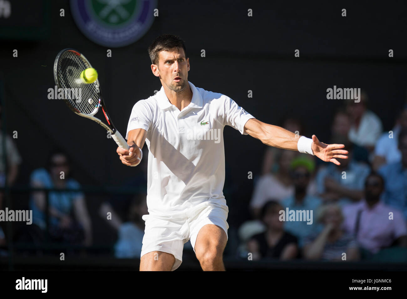 Londra, Regno Unito. 8 lug 2017. Il torneo di Wimbledon Tennis Championships 2017 tenutasi a tutti, UK. 08 Luglio, 2017. Lawn Tennis e Croquet Club di Londra, Inghilterra, Regno Unito. GENTLEMEN'S SINGLES - Terzo round Novak Djokovic (SRB) [2] v Ernests GULBIS (LAT) sul Centre Court. Nella foto:- Novak Djokovic. Credito: Duncan Grove/Alamy Live News Foto Stock