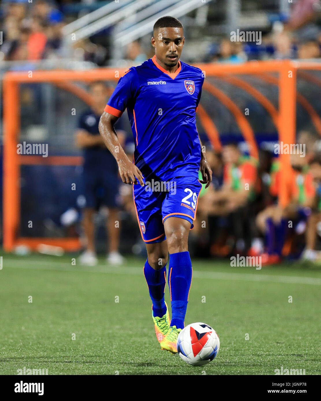 Miami, Florida, Stati Uniti d'America. 08 Luglio, 2017. Miami FC in avanti Stefano Pinho (29) sposta la sfera durante un North American Soccer League tra San Francisco Delta vs Miami FC a Riccardo Silva Stadium di Miami, Florida. Miami FC ha vinto 7-0. Mario Houben/CSM/Alamy Live News Foto Stock