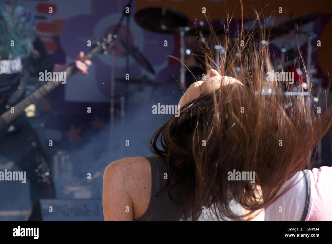 Manchester, Regno Unito. 08 Luglio, 2017. Sparkle -Transgender pride, donna sventolando i capelli durante il Helgrind prestazioni. Credito: JazzLove/Alamy Live News Foto Stock