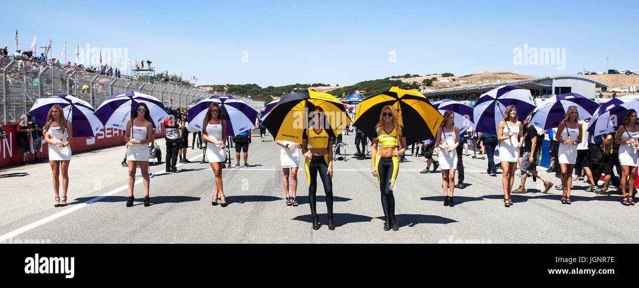 Monterey, STATI UNITI D'AMERICA. 8 lug 2017. Dunlop le ragazze e le ragazze MotoAmerica presso la linea di partenza prima della Motul Superbike FIM Superstock 1000 gara 1 U.S Round al Mazda Raceway Laguna Seca Monterey, CA Thurman James/CSM Credito: Cal Sport Media/Alamy Live News Foto Stock