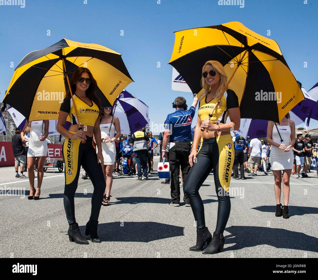 Monterey, STATI UNITI D'AMERICA. 8 lug 2017. Dunlop ragazze alla linea di partenza prima della Motul Superbike FIM Superstock 1000 gara 1 U.S Round al Mazda Raceway Laguna Seca Monterey, CA Thurman James/CSM Credito: Cal Sport Media/Alamy Live News Foto Stock