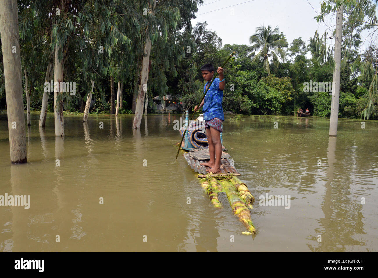 Sirajganj, Bangladesh. 9 lug 2017. Un uomo righe una zattera fatta di banana tronchi di alberi sulle alluvioni in Sirajganj, Bangladesh, in data 8 luglio 2017. Le inondazioni hanno scatenato da pesanti piogge stagionali e onrush di acqua dalle colline attraverso le frontiere indiane hanno parti interessate del Bangladesh e ha lasciato centinaia di migliaia di senzatetto. Credito: Xinhua/Alamy Live News Foto Stock