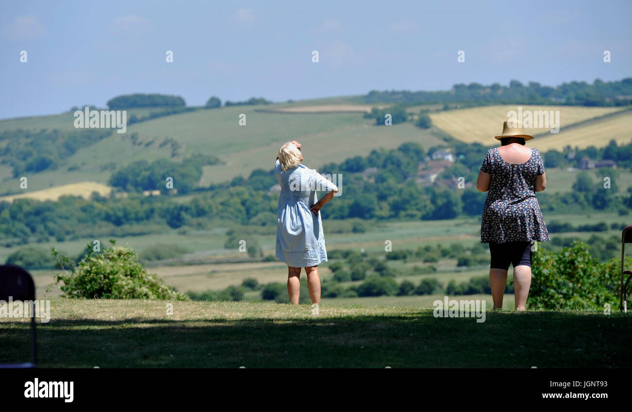 Arundel Sussex, Regno Unito. 9 Luglio, 2017. Gli ospiti godono di una splendida vista su tutta la valle di Arun al sole presso il Castello di Arundel cricket ground dove sono state guardando il T20 blast match tra Sussex squali e Glamorgan quando le temperature aumentano nel sud est della Gran Bretagna oggi Credito: Simon Dack/Alamy Live News Foto Stock