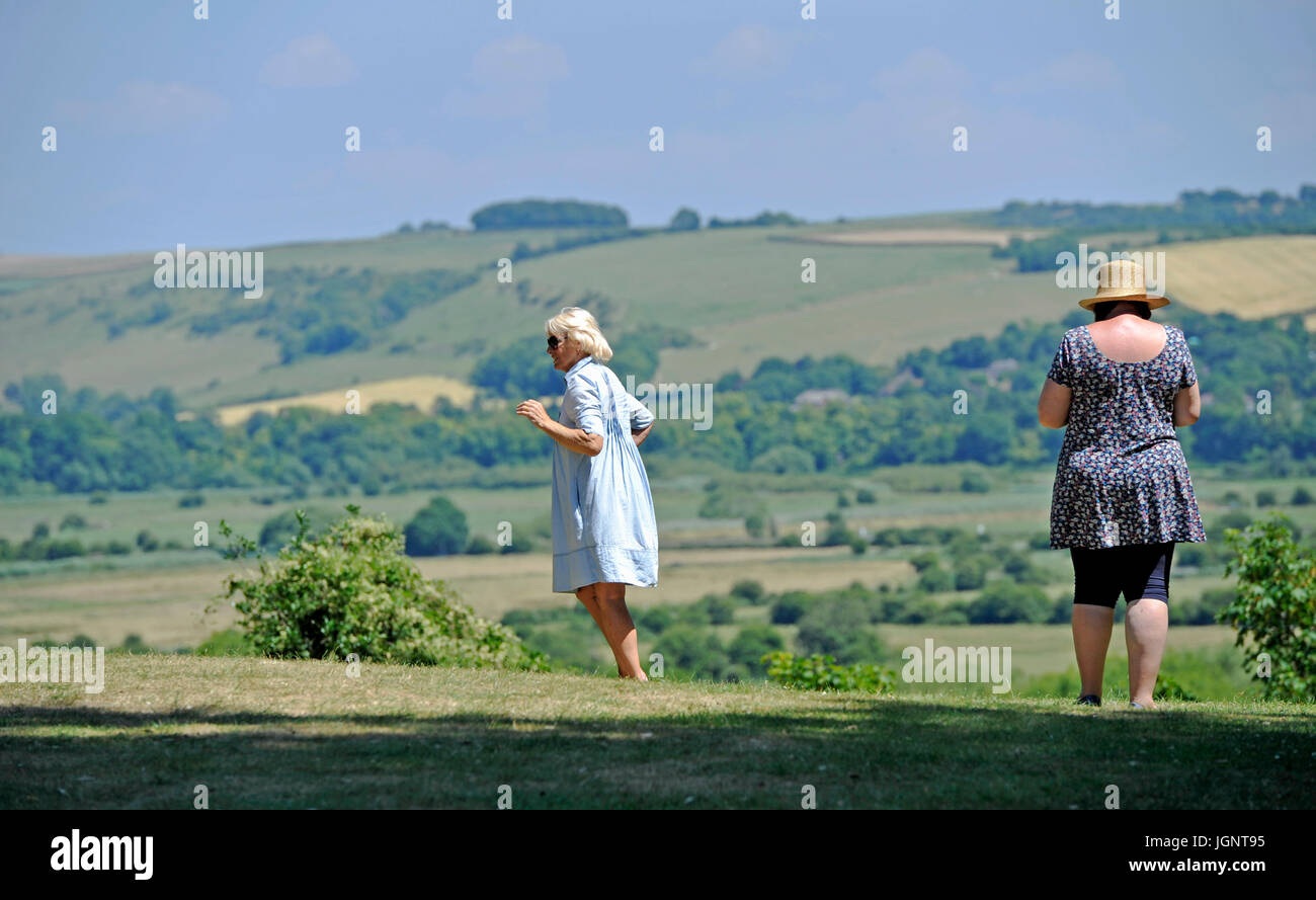 Arundel Sussex, Regno Unito. 9 Luglio, 2017. Gli ospiti godono di una splendida vista su tutta la valle di Arun al sole presso il Castello di Arundel cricket ground dove sono state guardando il T20 blast match tra Sussex squali e Glamorgan quando le temperature aumentano nel sud est della Gran Bretagna oggi Credito: Simon Dack/Alamy Live News Foto Stock