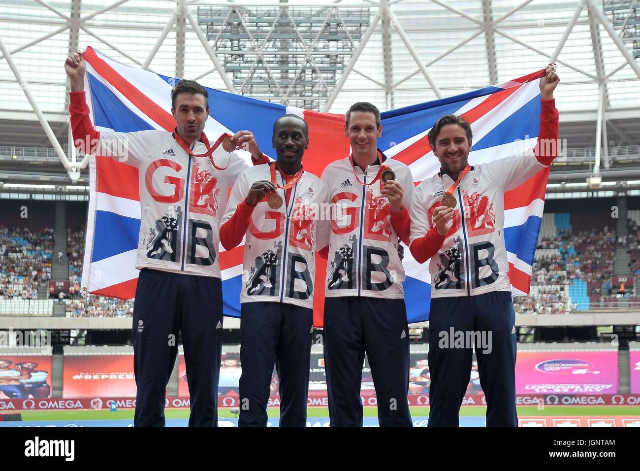 Stratford, UK. 9 Luglio, 2017. (L a r) Martin Rooney, Michael Bingham, Robert Tobin e Andrew acciaio. La mens 4 x 400m squad dai Giochi Olimpici di Pechino 2008 ricevere le loro medaglie di bronzo dopo essere stato aggiornato da 4 a 3 in seguito alla squalifica del team russo. Giochi di anniversario. IAAF Diamond League. London Olympic Stadium. Queen Elizabeth Olympic Park. Stratford. Londra. Regno Unito. 09/07/2017. Credito: Sport In immagini/Alamy Live News Foto Stock