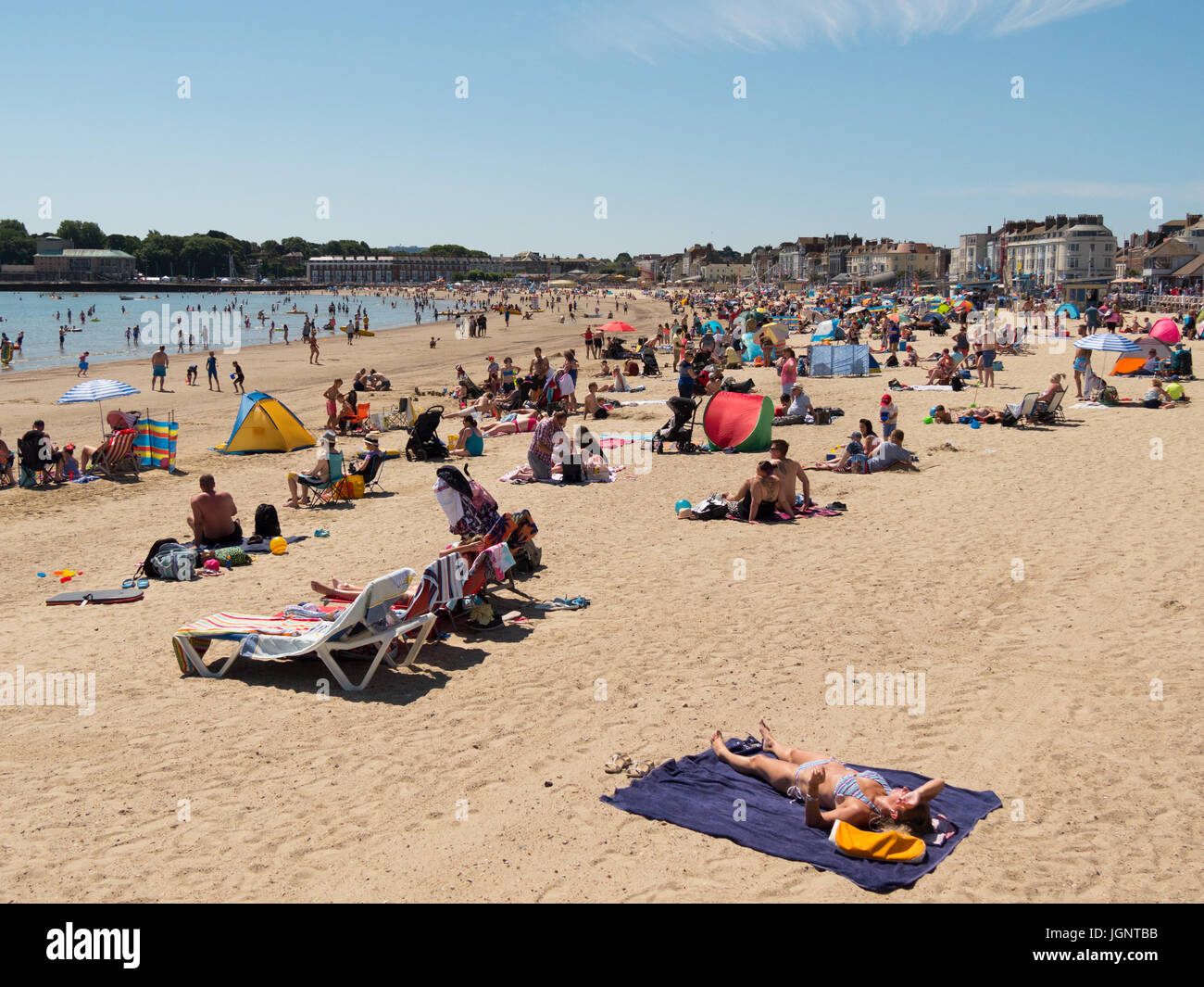 Weymouth Dorset, Regno Unito. Il 9 luglio 2017. Le persone che si godono la spiaggia come il soleggiato clima caldo prosegue sulla costa sud. Credito: DTNews/Alamy Live Foto Stock