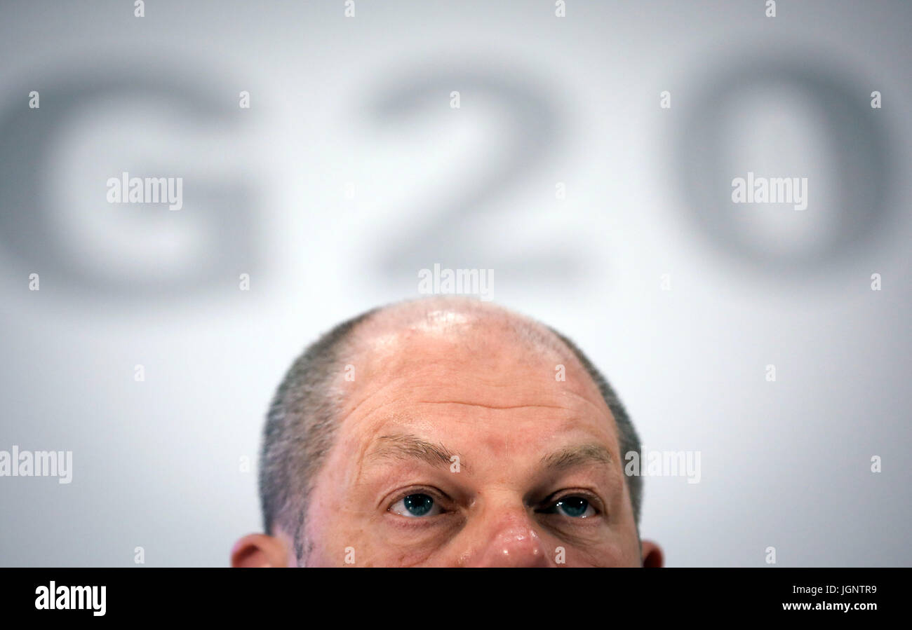 Amburgo, Germania. 9 Luglio, 2017. Il sindaco della città di Amburgo, Olaf Scholz, in occasione di una conferenza stampa con la polizia affrontare manifestazioni violente contro il recente vertice del G20 ad Amburgo (Germania), 9 luglio 2017. Foto: Christian Charisius/dpa/Alamy Live News Foto Stock