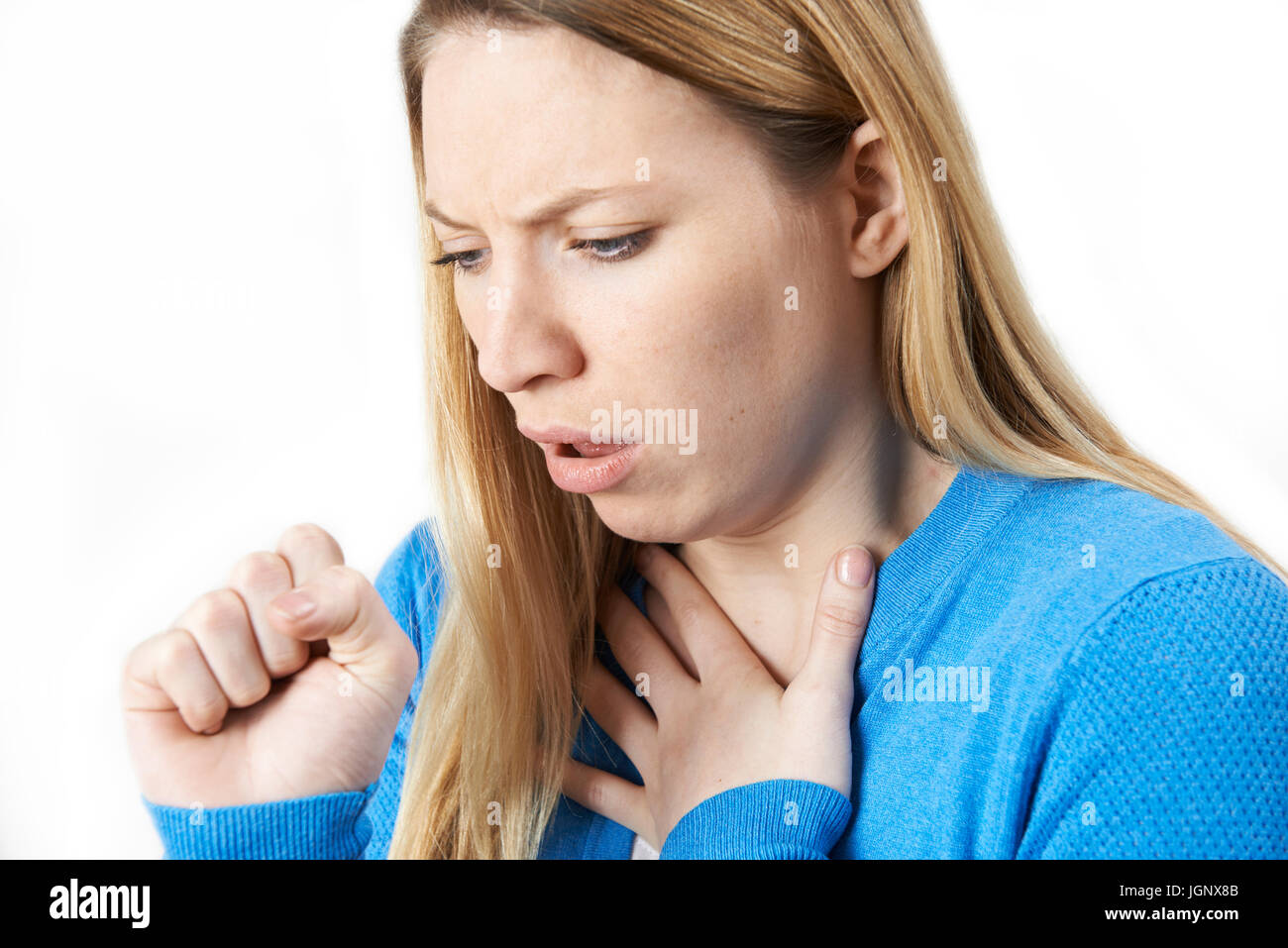 Giovane donna la sofferenza con la tosse Foto Stock