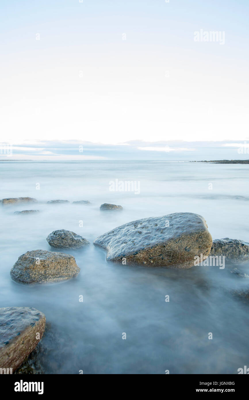 Rocce e acqua e nebbioso Foto Stock