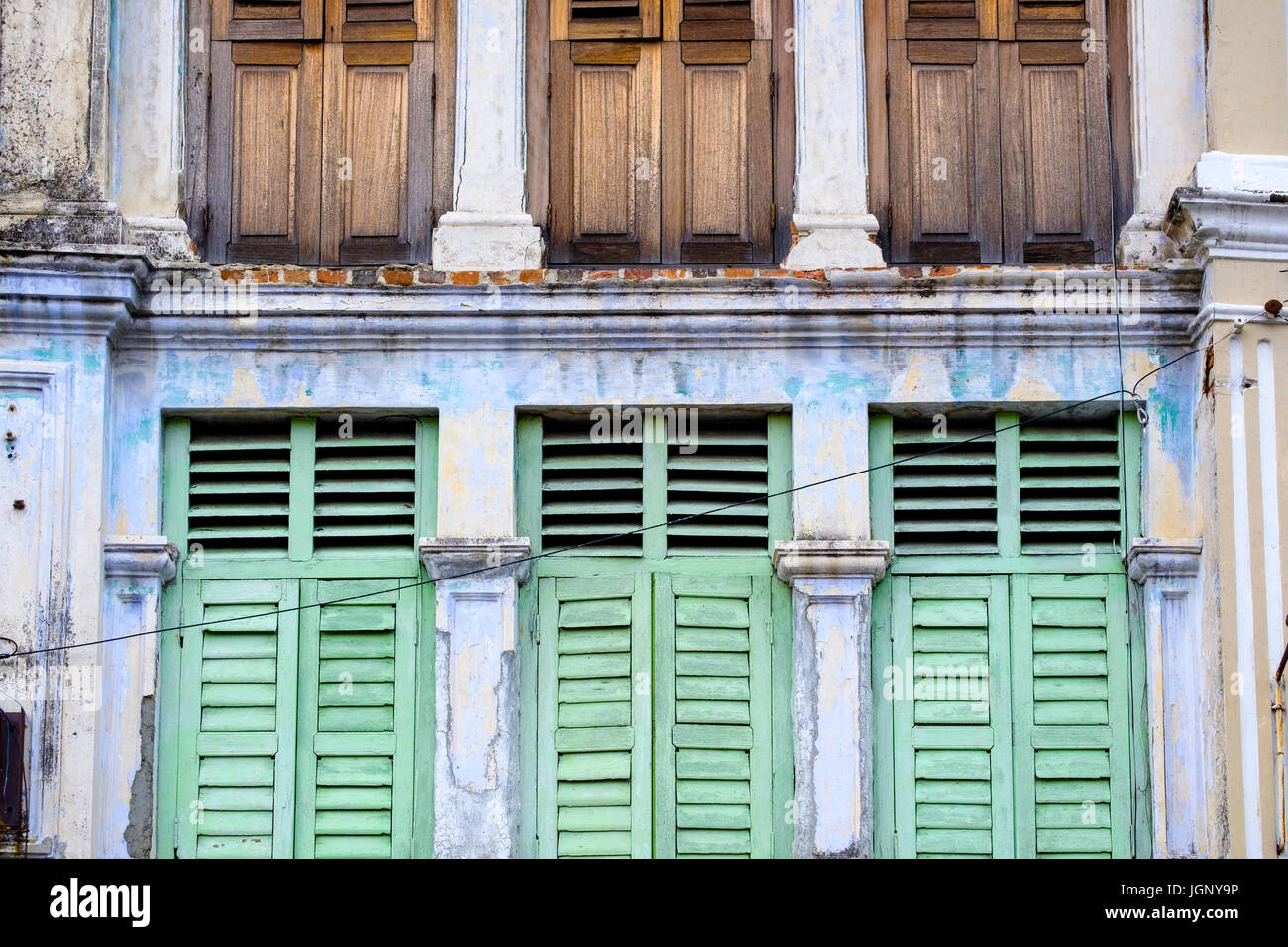 Finestre a lucernario sulla facciata a spiovente di un tradizionale-Peranakan stile (Stretto Cinese) bottega, George Town, Pulau Pinang, Malaysia. Foto Stock