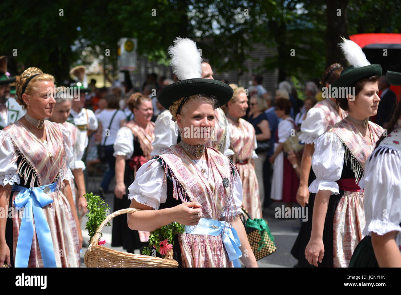 Berchtesgaden, Germania - 5 giugno 2017 - Ragazze sulla tradizionale sfilata in Baviera, Germania Foto Stock