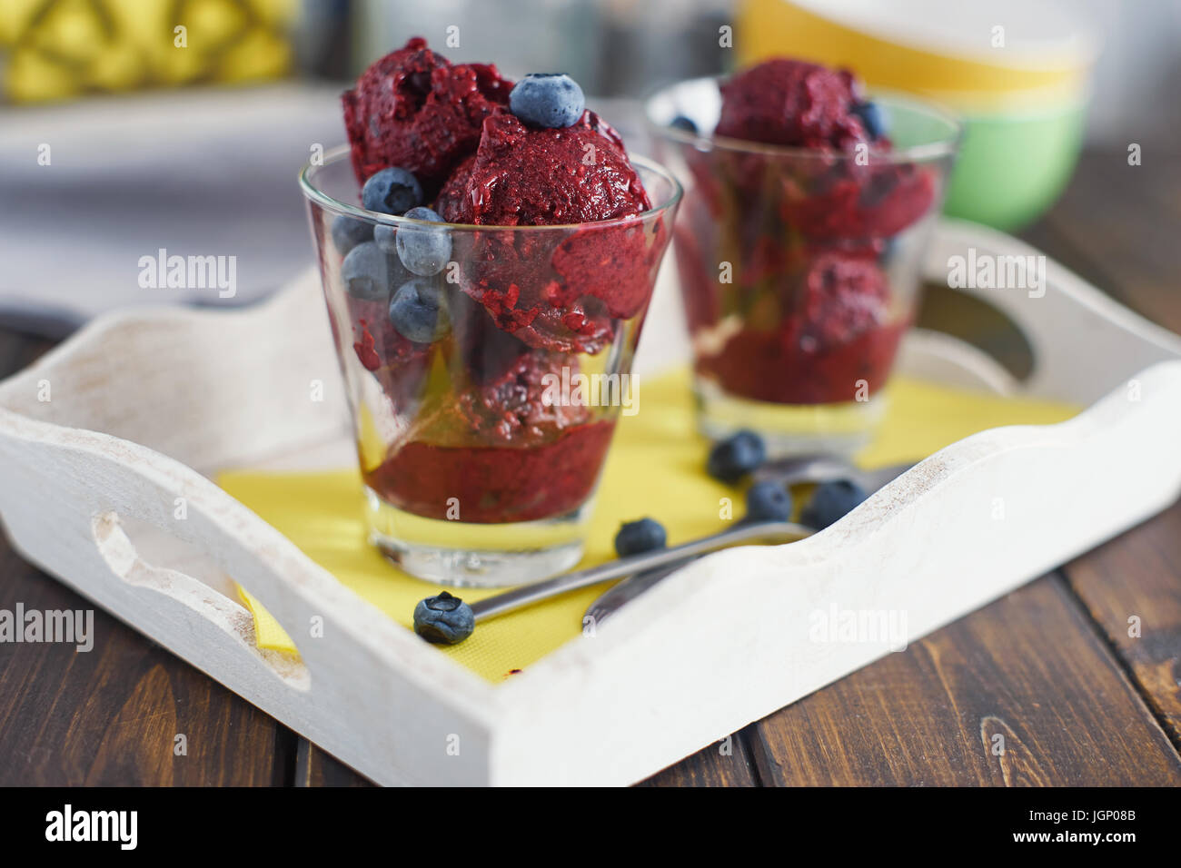 Bacche rosse sorbetto nelle due bicchieri Foto Stock