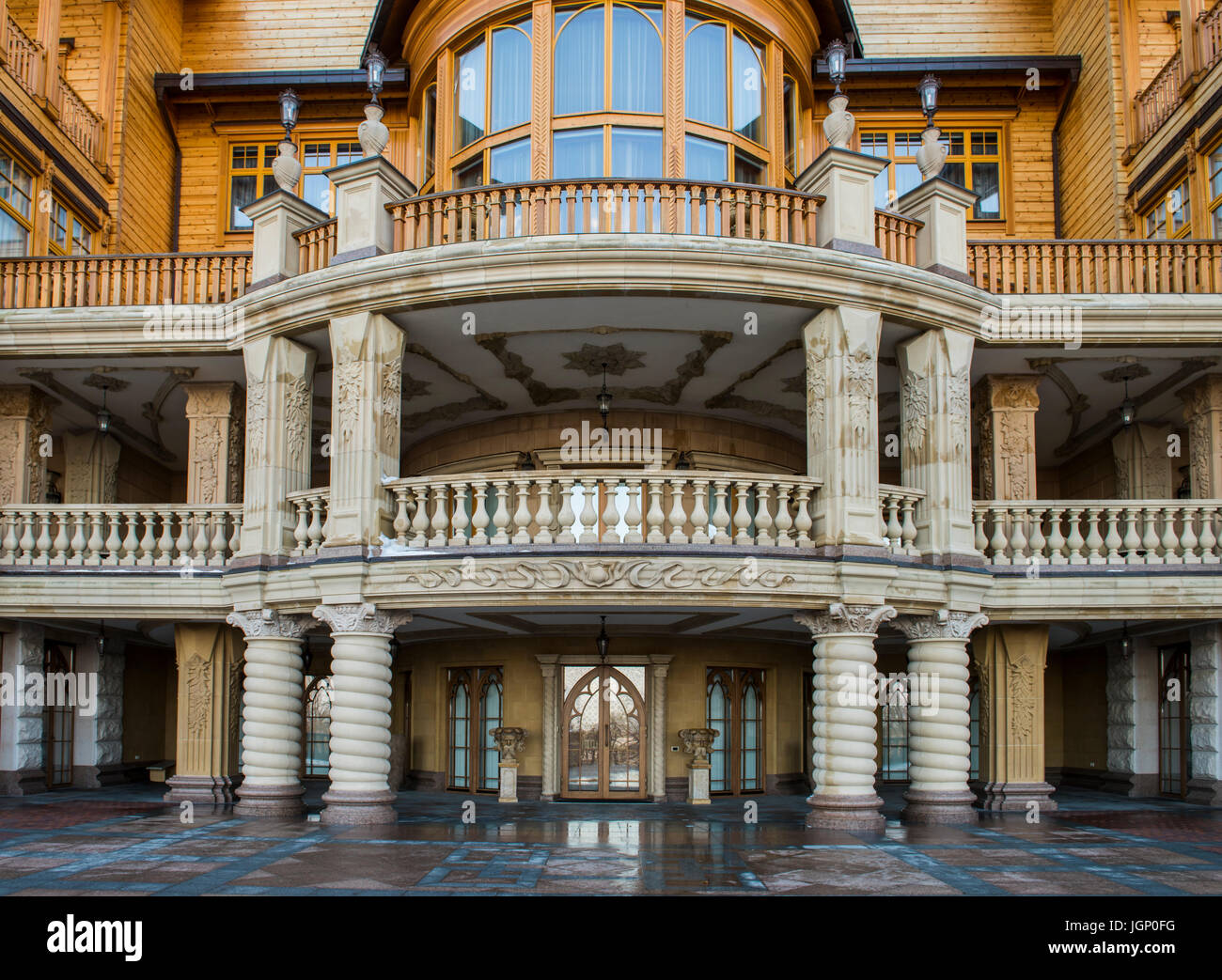 Kiev, Ucraina - 19 Febbraio 2017: Palazzo di legno di Viktor Janoekovytsj a Kiev alla Dnjepr in Ucraina. Foto Stock