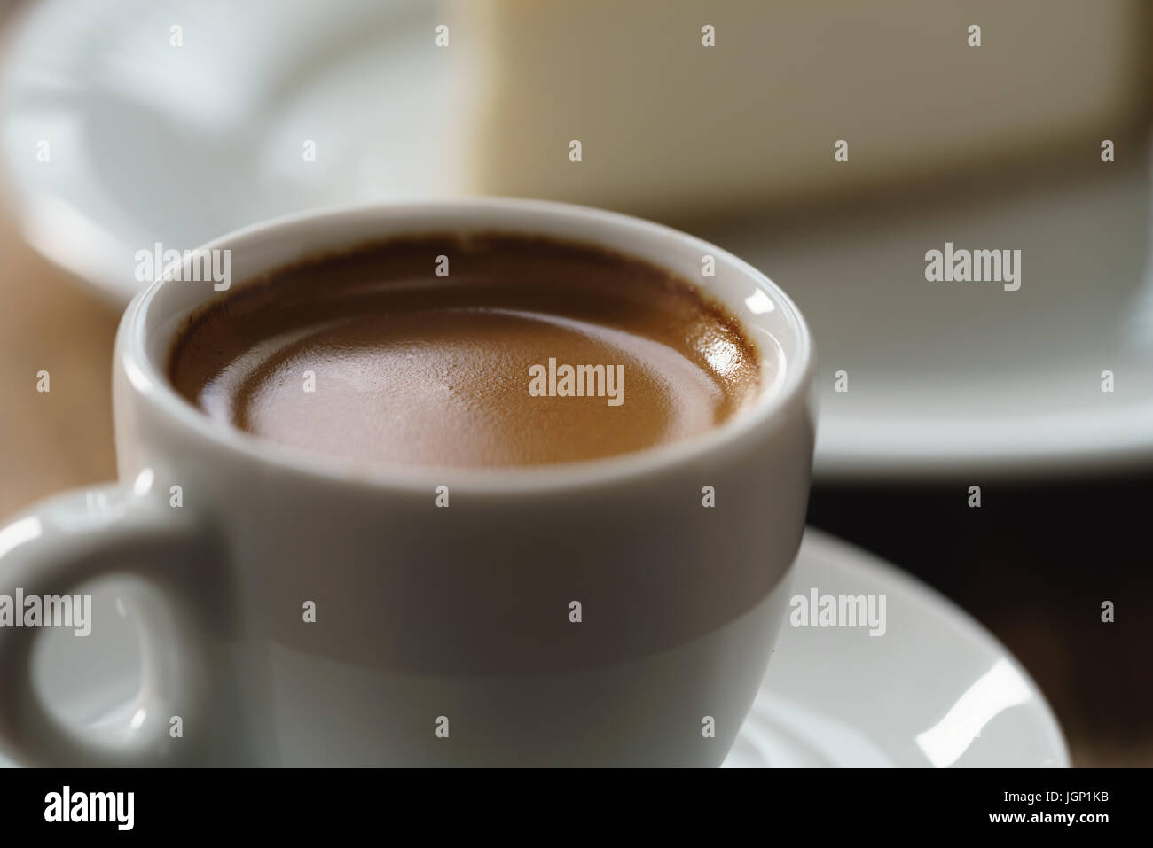 Espresso fresco e cheesecake su tavola Foto Stock