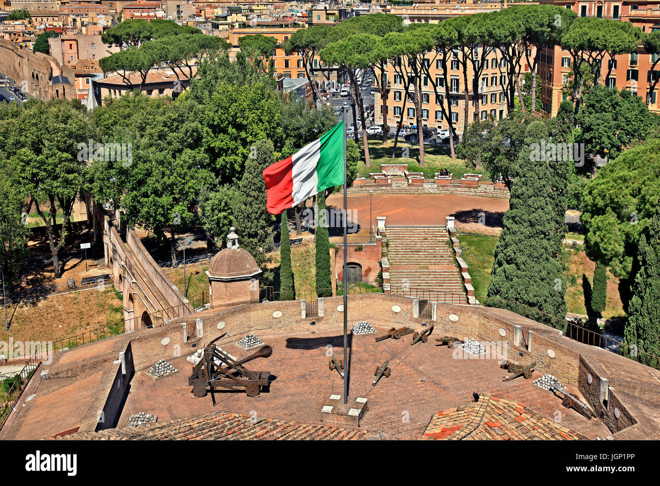 Un bastione di Castel Sant' Angelo e il Passeto di Borgo un elevato passaggio che collega la Città del Vaticano e Castel Sant'Angelo, Roma, Italia. Foto Stock