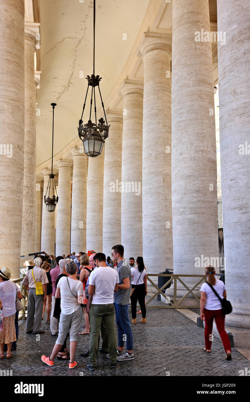 A piedi "interno" il colonnato di Piazza San Pietro ("Piazza di San Pietro) , accanto alla Basilica di San Pietro e la Città del Vaticano Foto Stock
