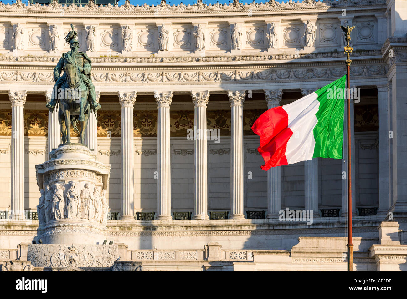 Bandiera Italiana deriva in parte anteriore del Monumento Nazionale a Vittorio Emanuele II, Piazza di Venezia, Roma, Italia Foto Stock