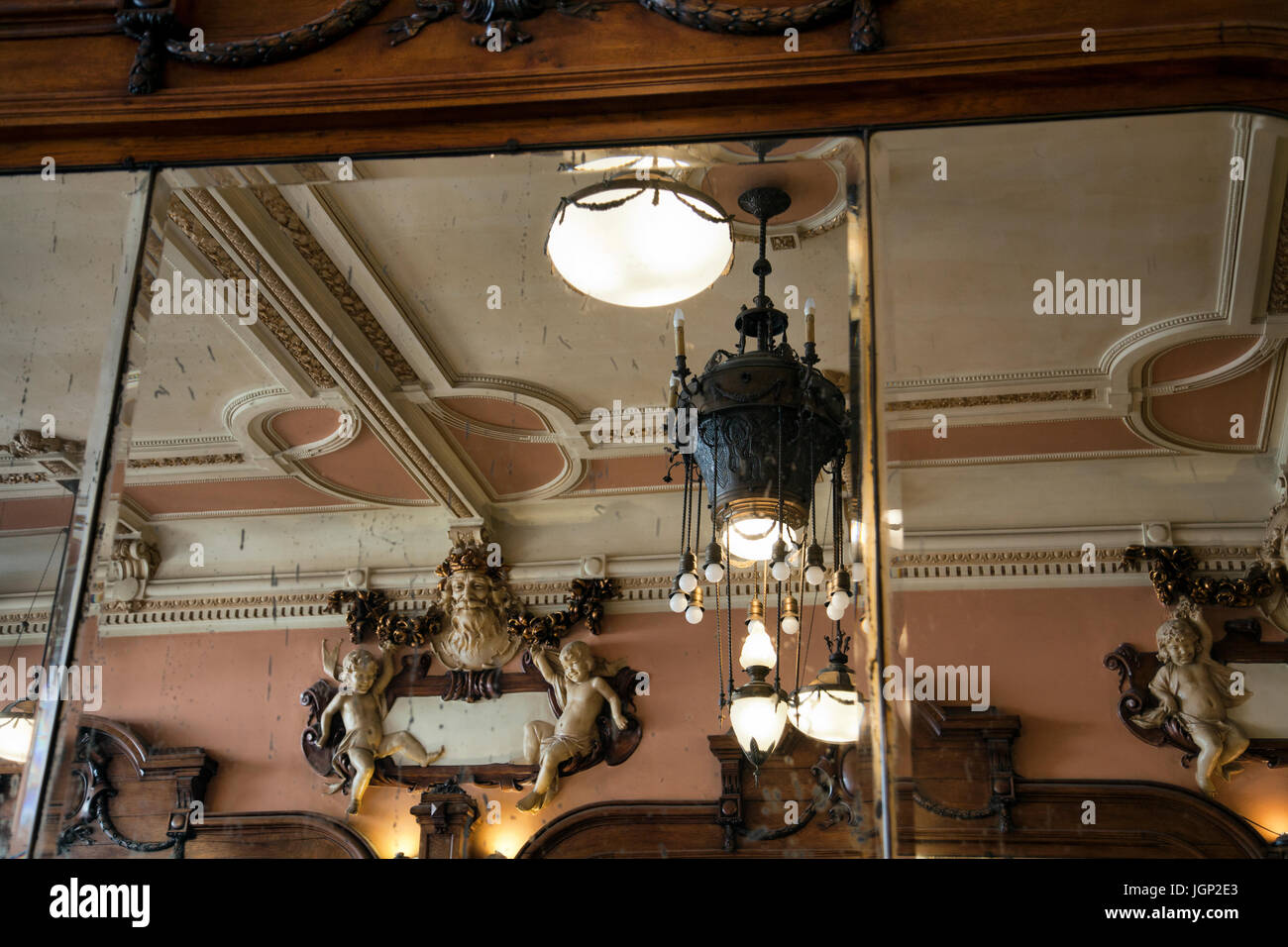 Infissi riflessa in Mirror presso Majestic cafe in Porto - Portogallo Foto Stock