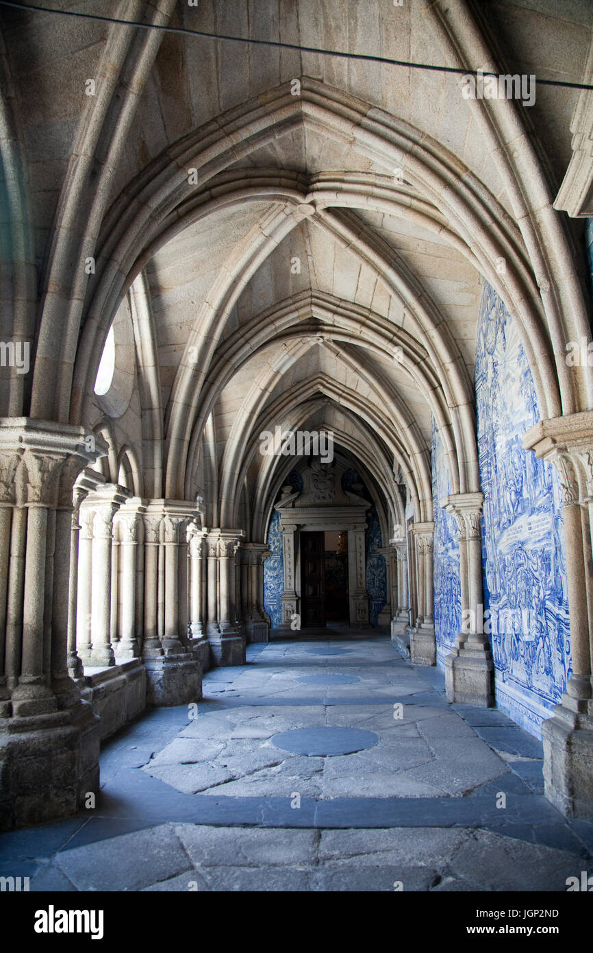 Colonnato arcuato al Museu Arte Sacra alla Cattedrale Sé in Porto - Portogallo Foto Stock