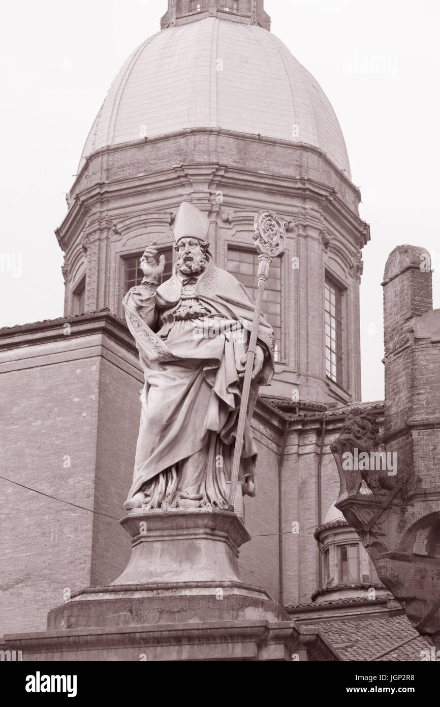 Statua di San Petronio; Bologna; Italia in bianco e nero tonalità seppia Foto Stock