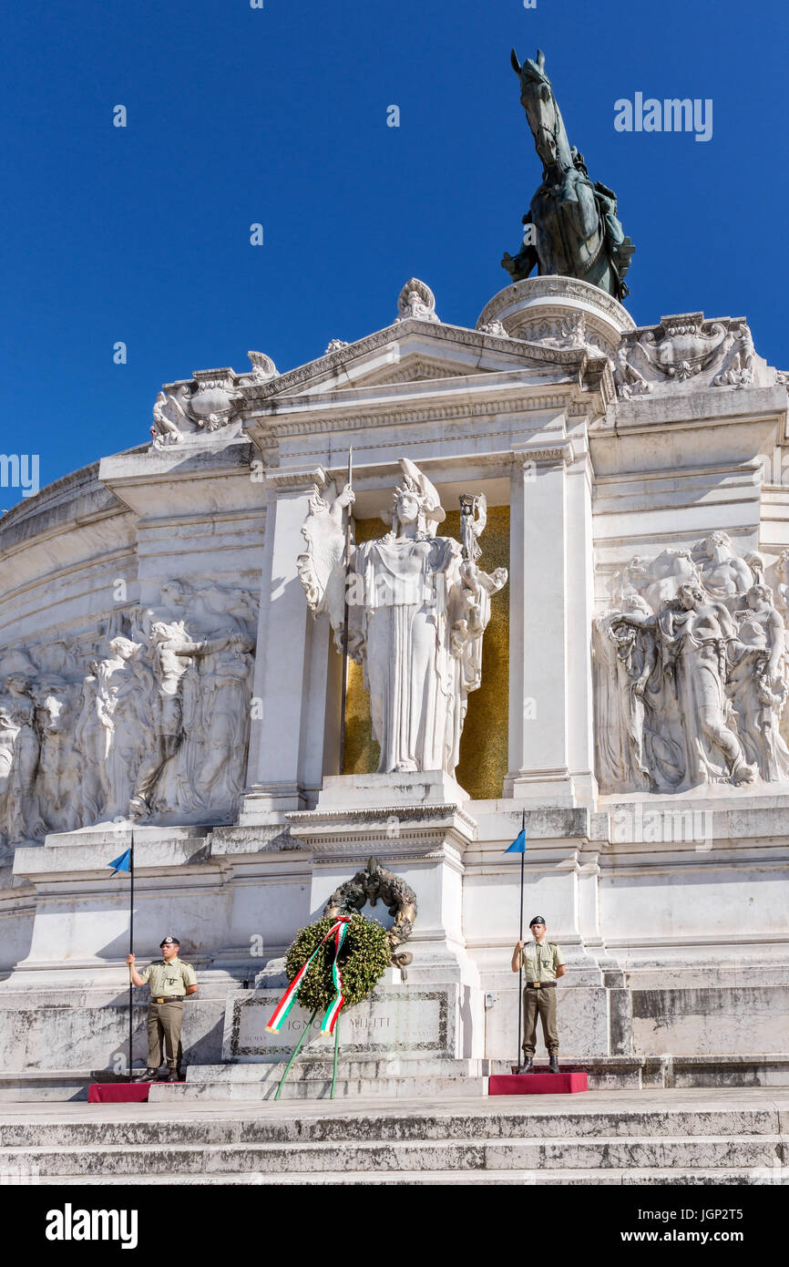 Tomba del Milite Ignoto, sotto la statua della dea Roma, sorvegliati da soldati, Vittorio Emanuele II, Piazza di Venezia, Roma, Italia Foto Stock