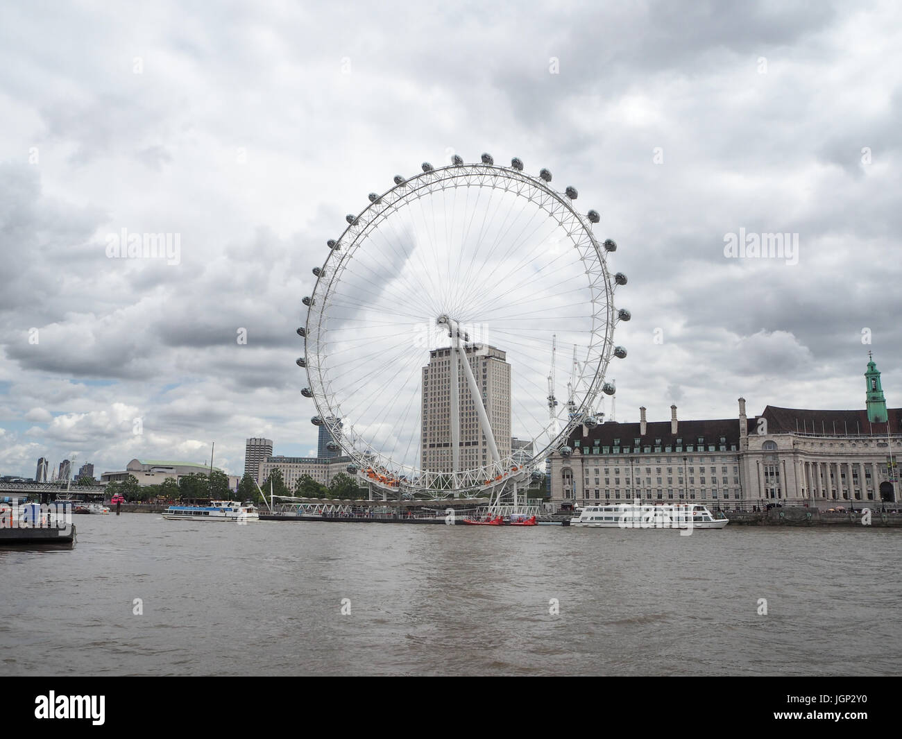 Millennium Wheel aka London Eye sopra il fiume, London city, Regno Unito Foto Stock