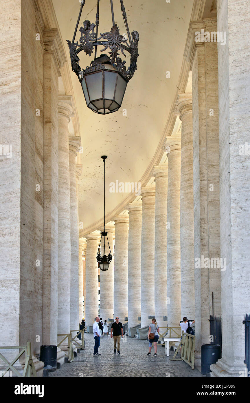 A piedi "interno" il colonnato di Piazza San Pietro ("Piazza di San Pietro) , accanto alla Basilica di San Pietro e la Città del Vaticano Foto Stock