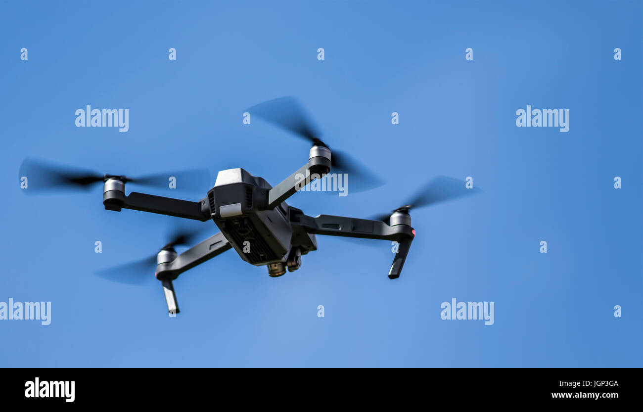 SWINDON, Regno Unito - 9 Luglio 2017: Drone in volo su un cielo blu sullo sfondo Foto Stock