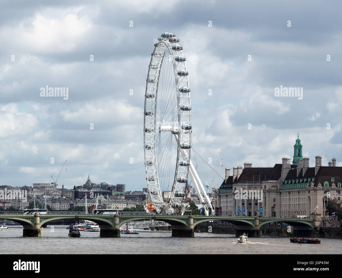 Millennium Wheel aka London Eye sopra il fiume, London city, Regno Unito Foto Stock