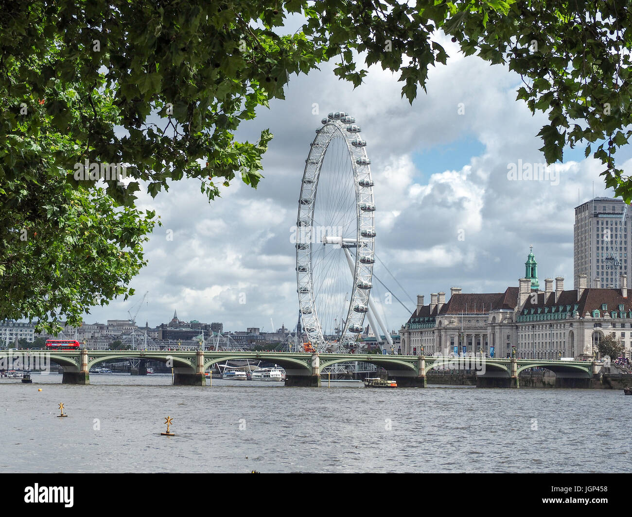 Millennium Wheel aka London Eye sopra il fiume, London city, Regno Unito Foto Stock