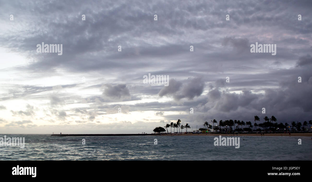 Maltempo a Kahanamoku spiaggia della Baia di Waikiki, Honolulu, Hawaii Foto Stock