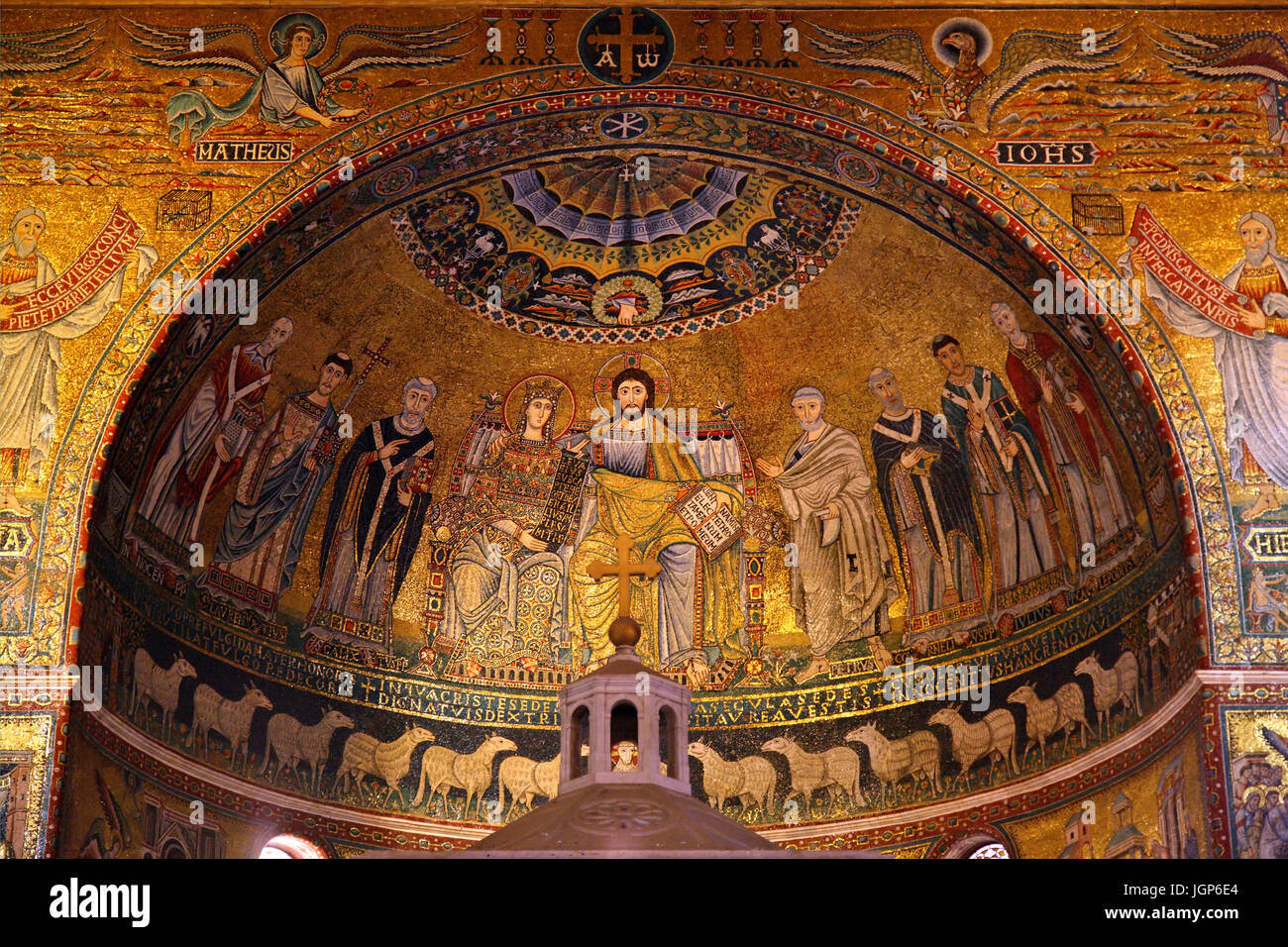 I magnifici mosaici dell'abside della Basilica di Santa Maria in Trastevere, Roma, Italia. Foto Stock
