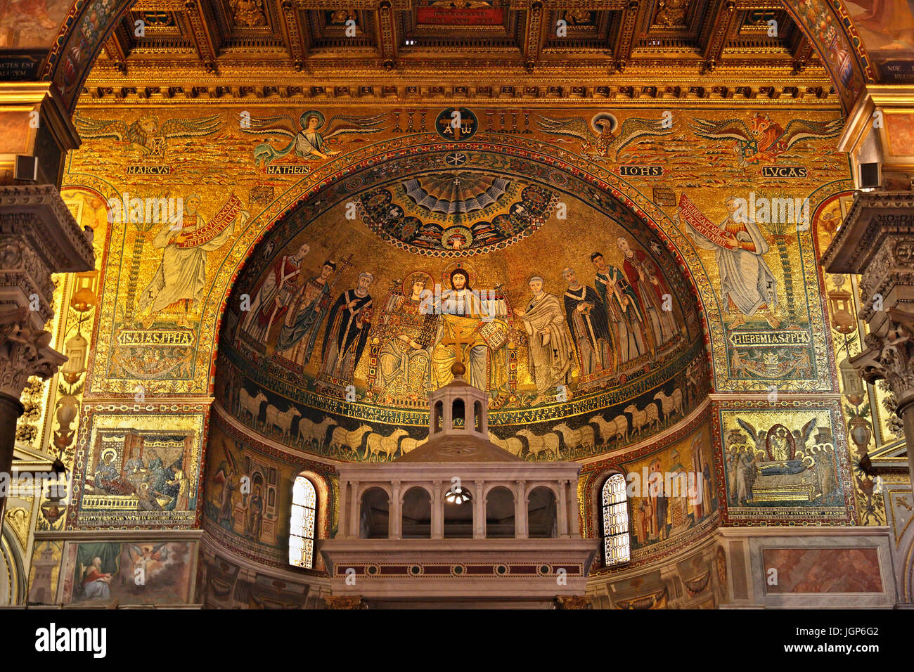 I magnifici mosaici dell'abside della Basilica di Santa Maria in Trastevere, Roma, Italia. Foto Stock