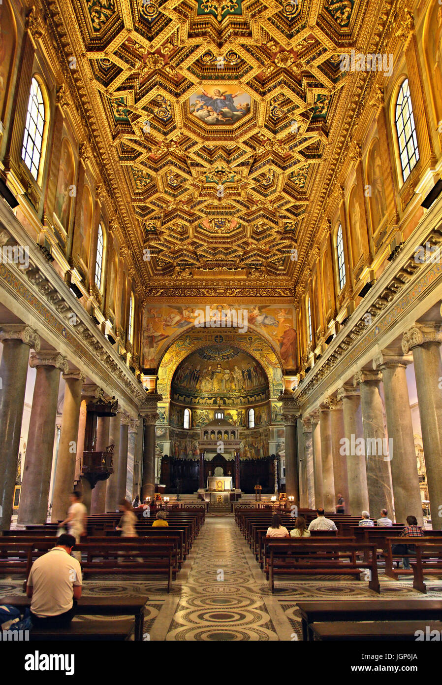 Vista interna della Basilica di Santa Maria in Trastevere, Roma, Italia. Foto Stock