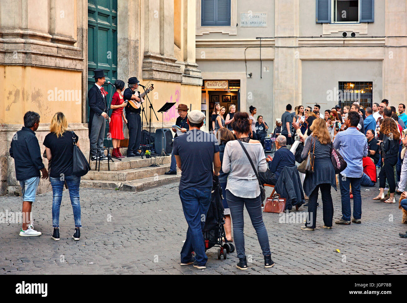 Musicisti di strada a Piazza di S. Apollonia, Trastevere ("oltre il Tevere'), Roma. Foto Stock