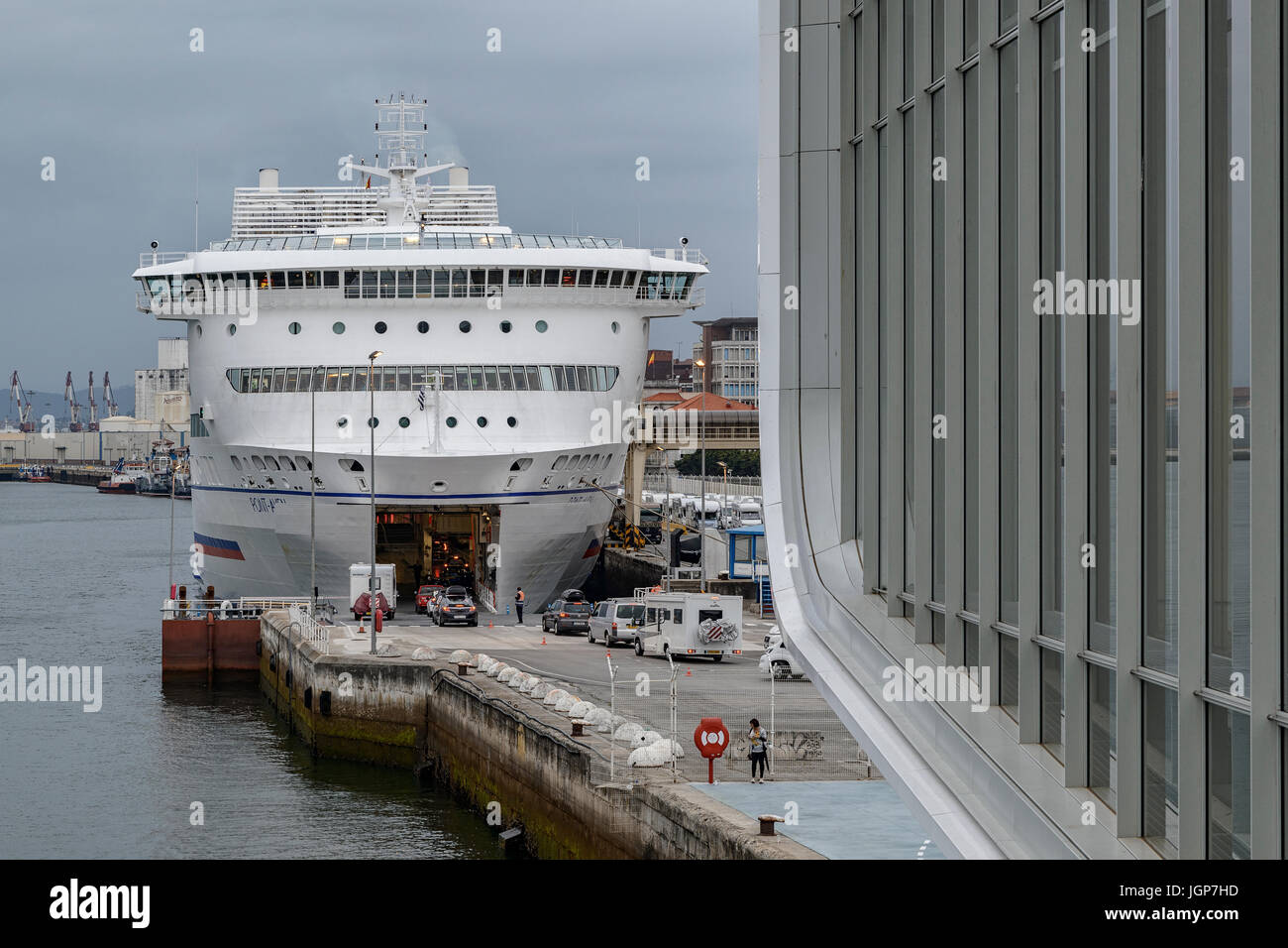 Vetture di imbarcarsi sul traghetto Brittany nella stazione di marino della città di Santander, Cantabria, Spagna. Foto Stock