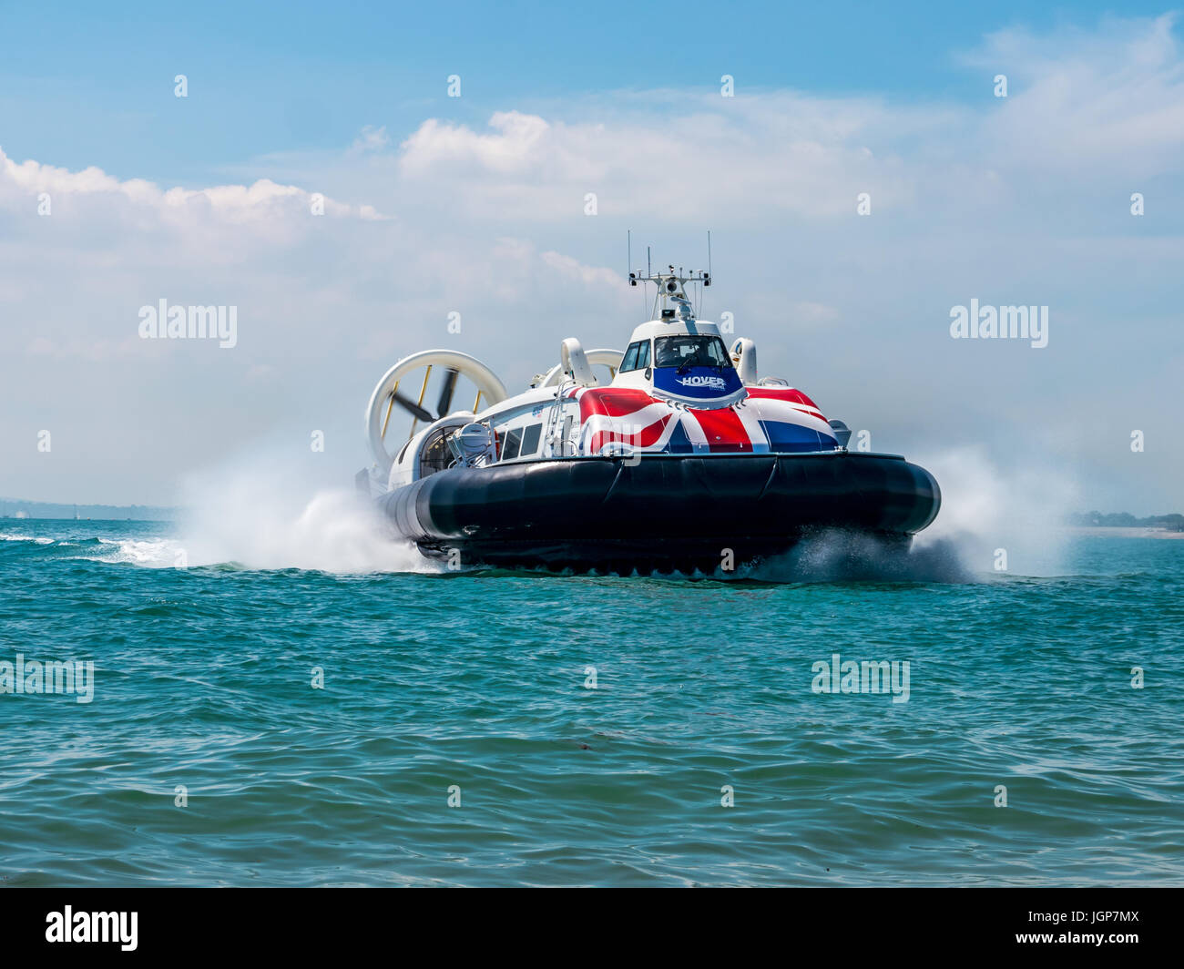 Il Portsmouth a Isle of Wight Hovercraft attraversa il Solent ad alta velocità Foto Stock