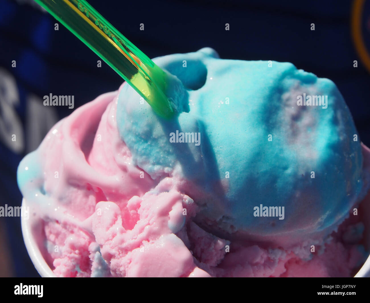 Colorate il gelato in una vasca da bagno Foto Stock