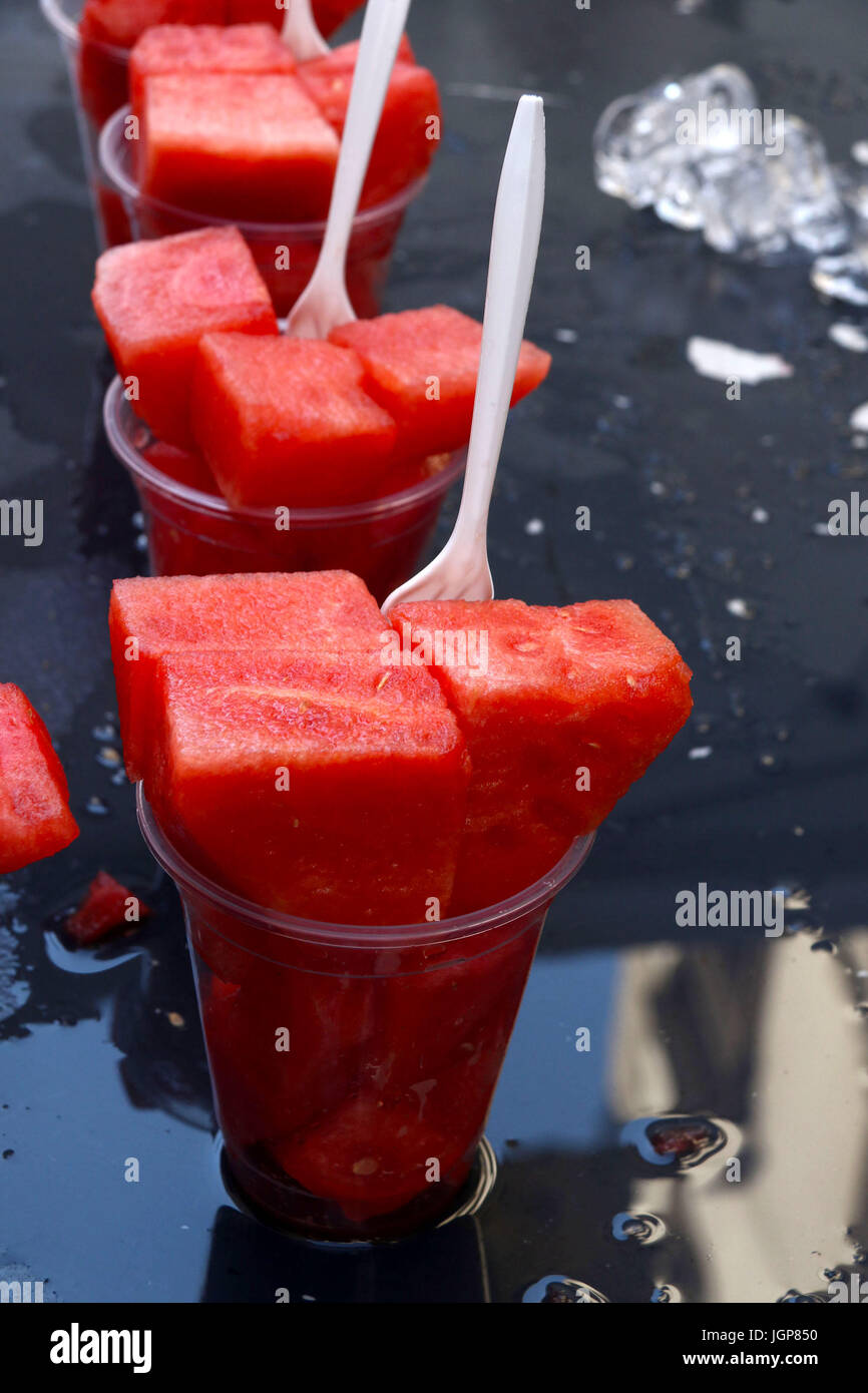 Pezzi di anguria in una tazza di plastica in un giorno caldo Foto Stock