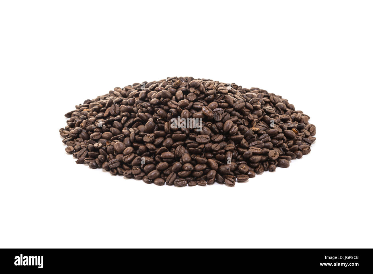 I chicchi di caffè vicino e pali su sfondo bianco. Foto Stock