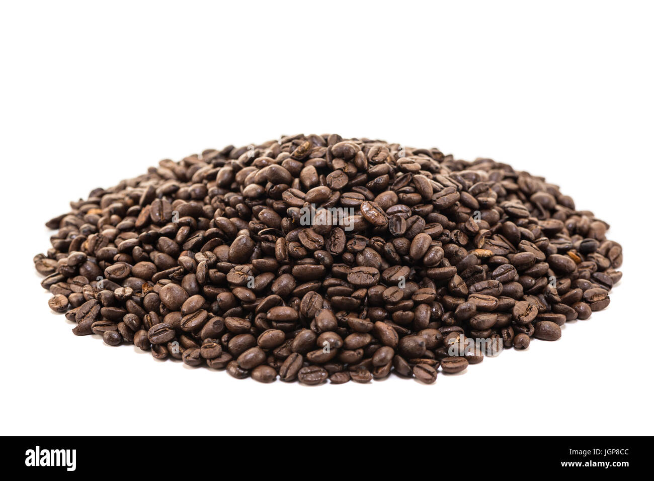 I chicchi di caffè vicino e pali su sfondo bianco. Foto Stock