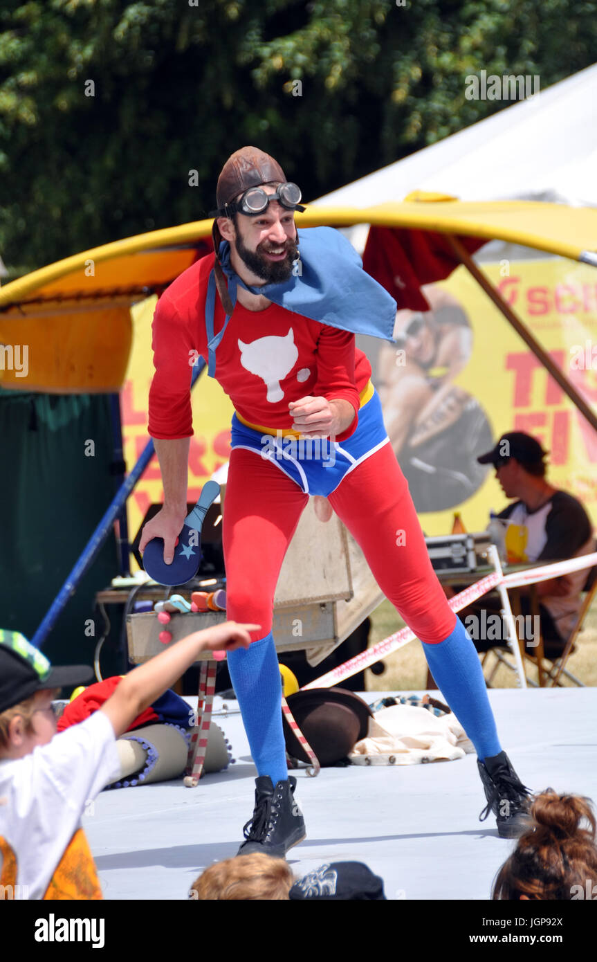 Christchurch, Nuova Zelanda - 22 Gennaio 2013: Devil Dan intrattiene la folla durante la pausa pranzo al ventesimo mondo Buskers Festival il 22 gennaio 2013 in Chris Foto Stock