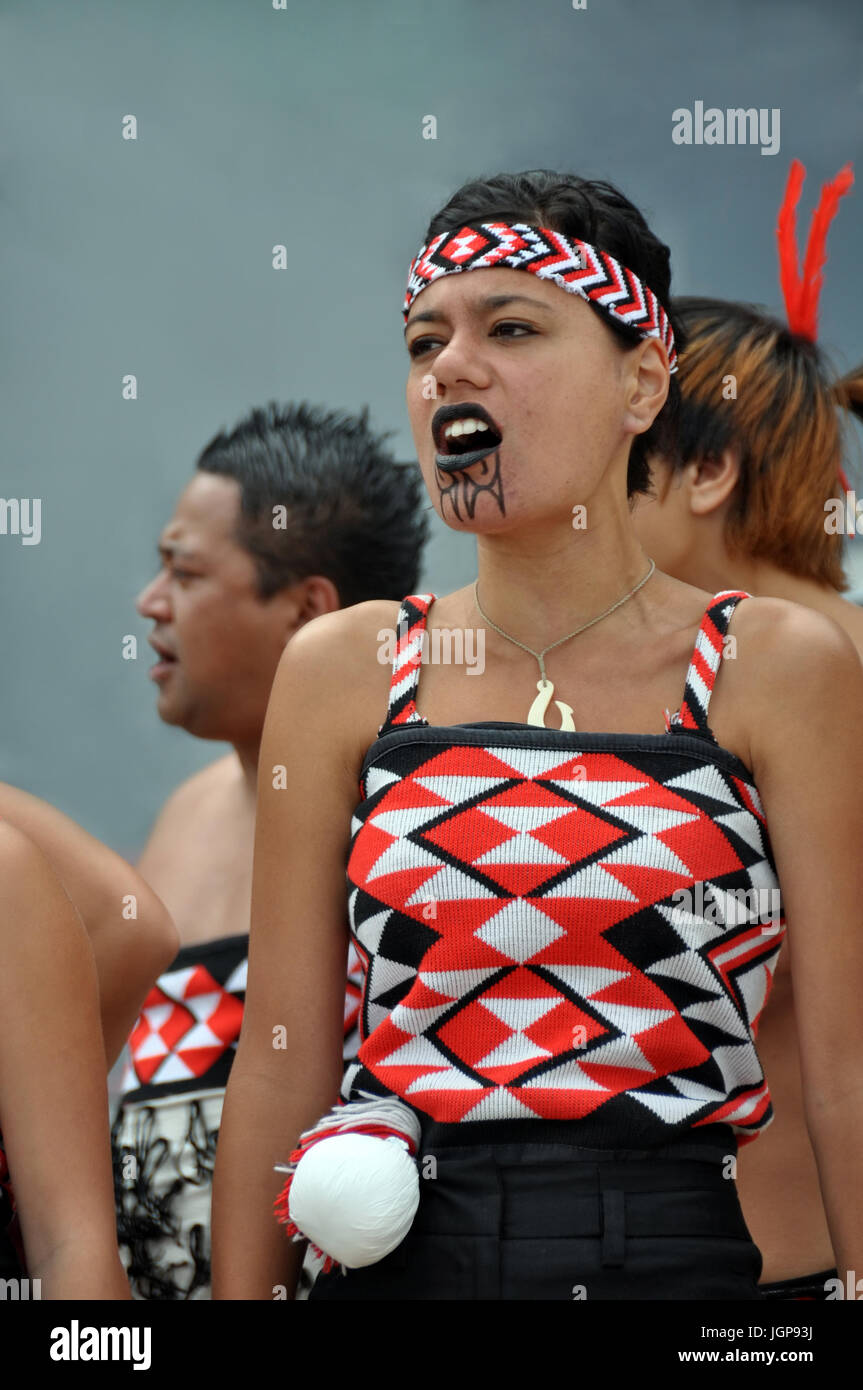 Maui, un tradizionale Maori con canti e danze di gruppo, eseguire maori Haka al diciottesimo mondo Buskers Festival.23 gennaio 2011, Christchurch, Nuova Zelanda Foto Stock