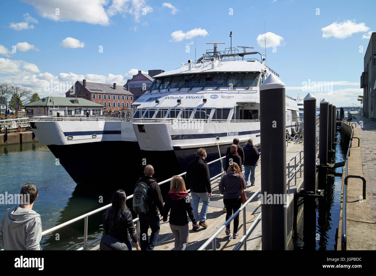 I passeggeri di salire a bordo del New England Aquarium Whale Watch barca asteria Boston Waterfront USA Foto Stock