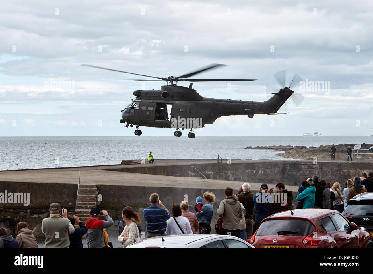 Royal Air Force XW209 Westland Puma elicottero preparando per il decollo delle forze armate giorno bangor Irlanda del Nord Foto Stock